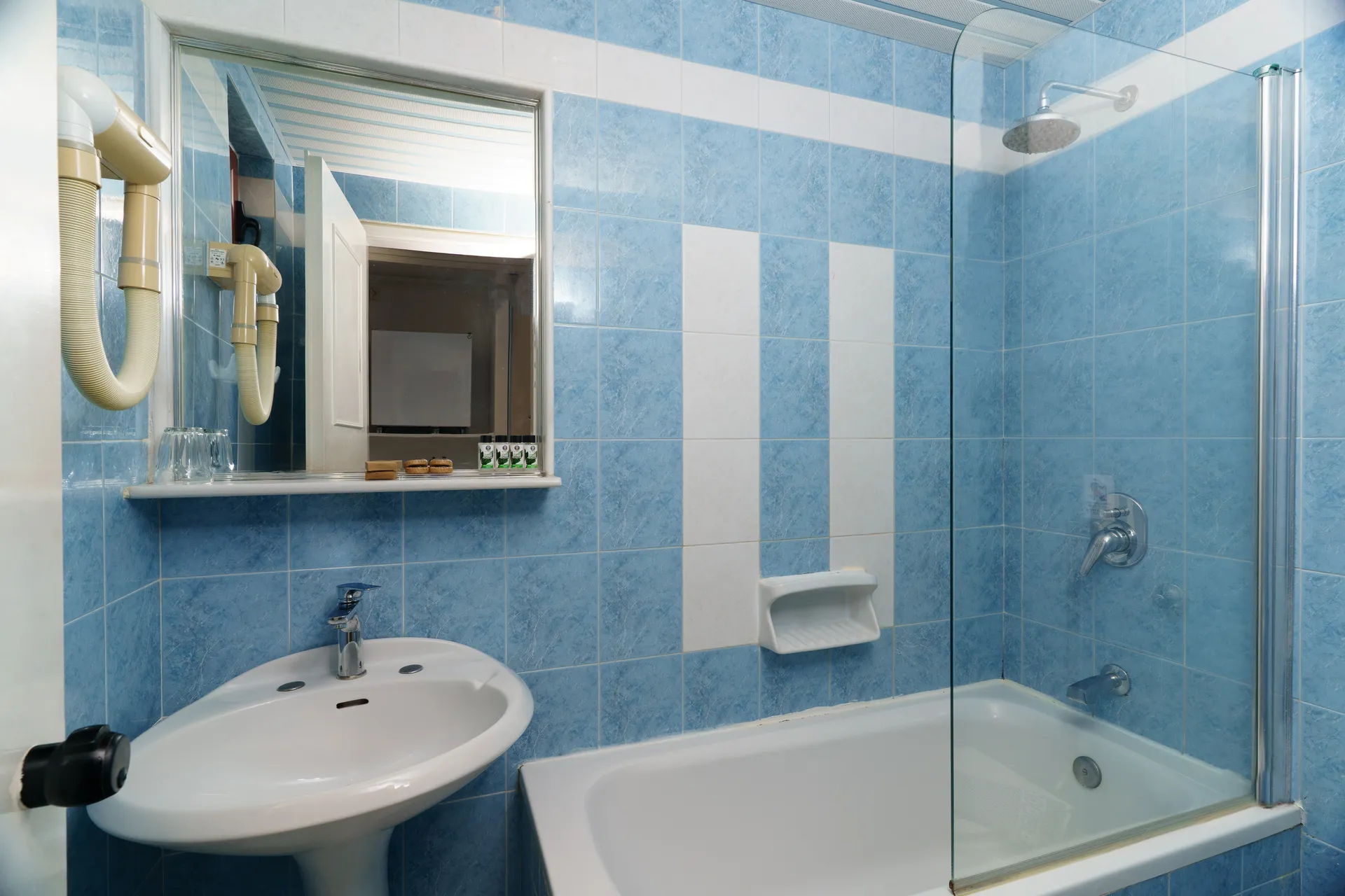 Tiara Holidays - Iliessa Beach Hotel - Classic Double Room Inland View - bathroom